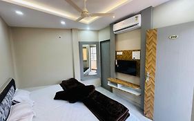 Hotel Om Shree Palace , Near Railway Station And Mahakal Lok