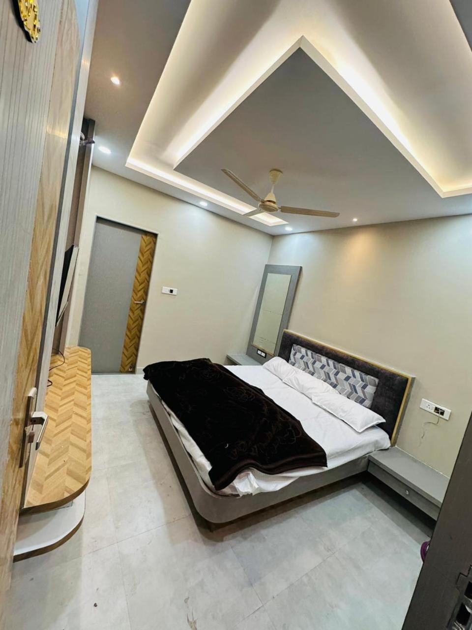 Hotel Om Shree Palace , Near Railway Station And Mahakal Lok Ujjain Exterior photo