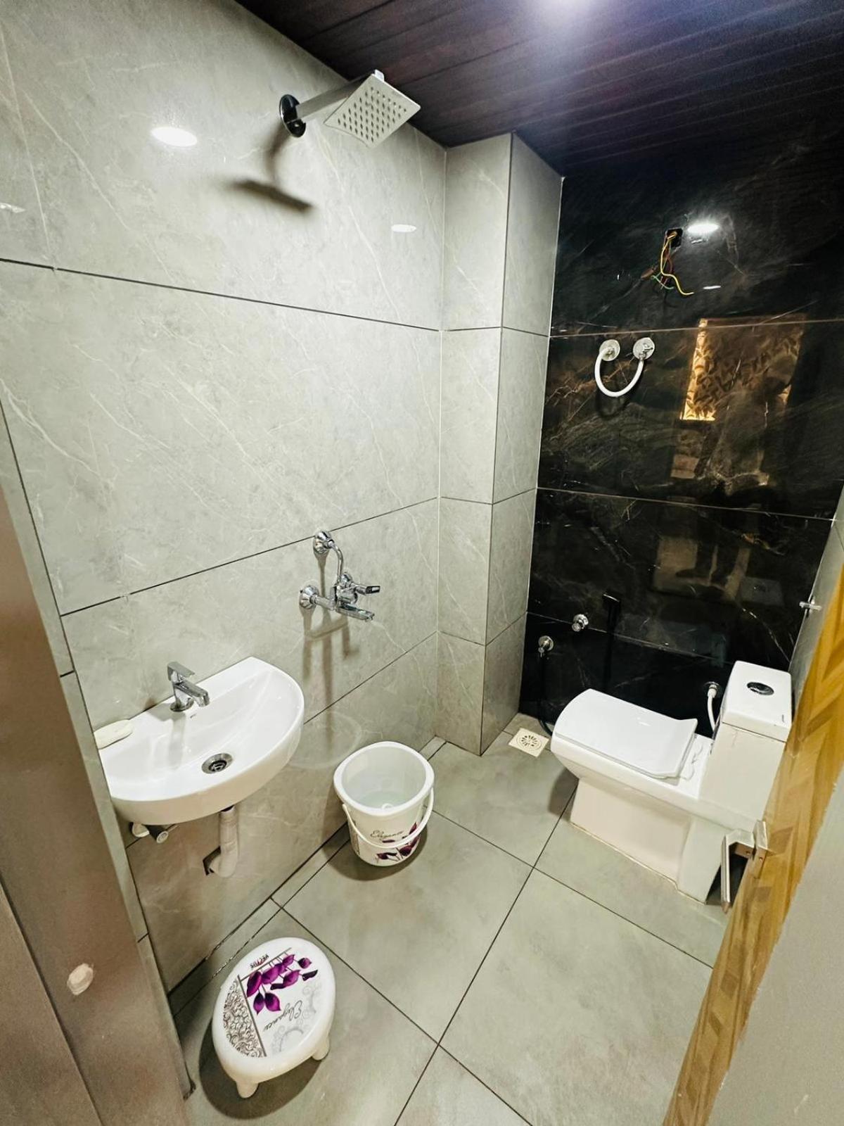 Hotel Om Shree Palace , Near Railway Station And Mahakal Lok Ujjain Exterior photo
